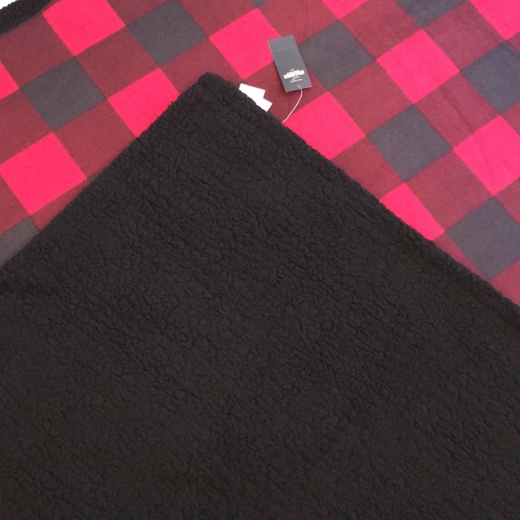 NWT Hollister throw blanket - Picture 3 of 3
